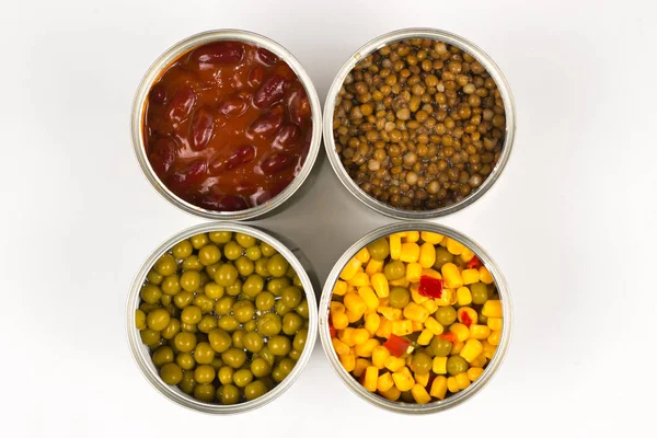 Konzervované jídlo na bílém pozadí. Zelený hrášek, fazole, kukuřice, čočka — Stock fotografie