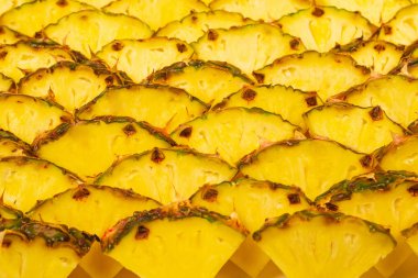 Ananas sulu sarı dilimler arka planda. Üst görünüm.