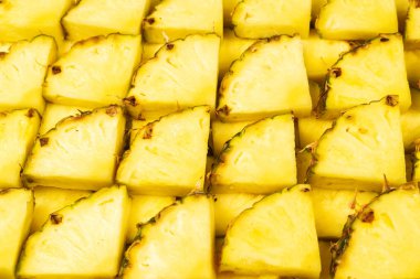 Ananas sulu sarı dilimler arka planda. Üst görünüm.