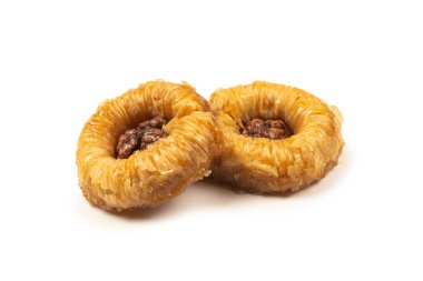 Beyaz arka planda izole edilmiş lezzetli baklava.