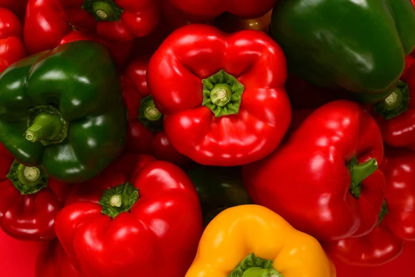 Vermelho fresco, verde, fundo de pimentão amarelo. — Fotografia de Stock