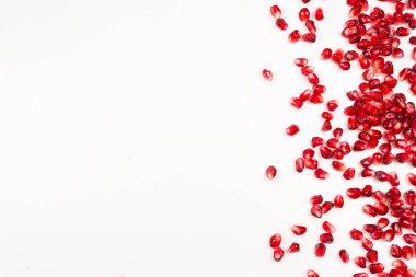 Beyaz üzerine izole nar tohumları.