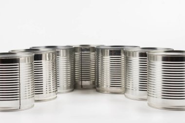 Beyaz arka planda gümüş konserve yiyecek grubu.