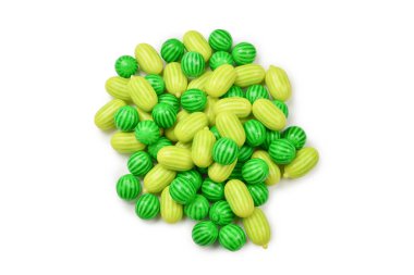 Beyaz arkaplanda izole edilmiş yeşil sakız.