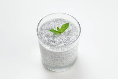 Beyaz bir arka planda nane ile Chia puding. Metin veya alan 