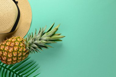 Şapka ve ananas ile yaz arka plan. Kopyalama alanı.