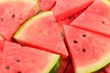 Sulu karpuz dilimleri arka planda. Üst görünüm. 