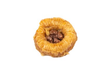 Beyaz arka planda izole edilmiş lezzetli baklava.