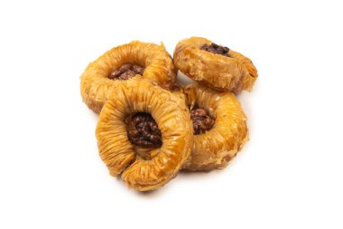 Beyaz arka planda izole edilmiş lezzetli baklava.