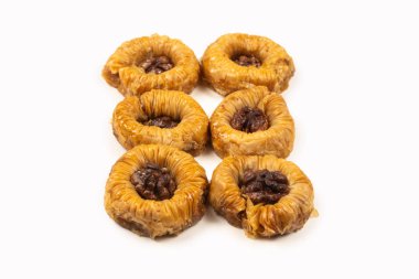 Beyaz arka planda izole edilmiş lezzetli baklava.