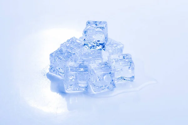 Eiskristallwürfel, Raum für Text oder Design. — Stockfoto