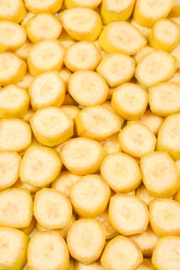 Taze muz dilimleri arka planda. Üst görünüm.