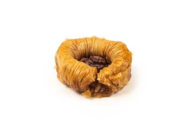 Beyaz arka planda izole edilmiş lezzetli baklava.