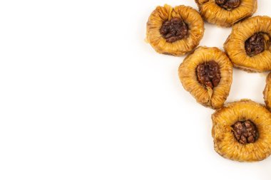 Beyaz arka planda izole edilmiş lezzetli baklava.