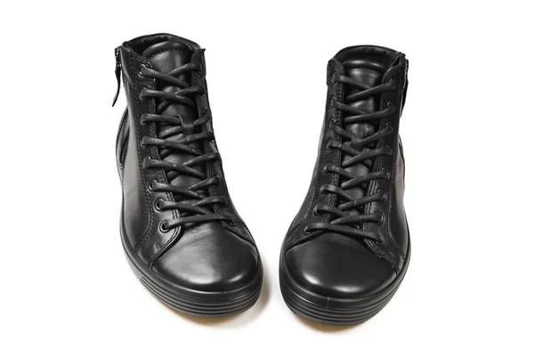 Chaussures en cuir noir pour hommes et une caméra noire sur un isolé sur wh — Photo