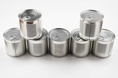 Beyaz arka planda gümüş konserve yiyecek grubu.