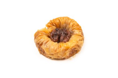 Beyaz arka planda izole edilmiş lezzetli baklava.