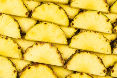 Ananas sulu sarı dilimler arka planda. Üst görünüm.