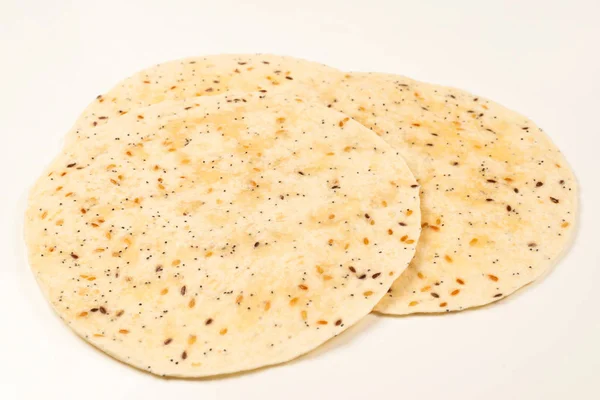 Ψωμί πίτας με σπόρους που απομονώνονται σε λευκό — Φωτογραφία Αρχείου