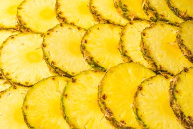 Ananas sulu sarı dilimler arka planda. Üst görünüm.