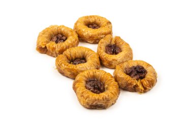 Beyaz arka planda izole edilmiş lezzetli baklava.