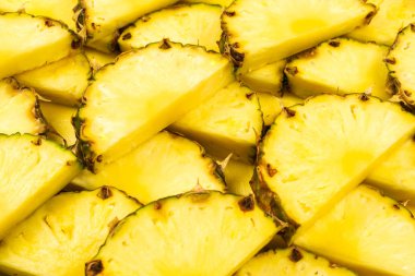 Ananas sulu sarı dilimler arka planda. Üst görünüm.
