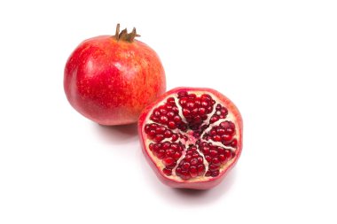 Beyaz arkaplanda izole edilmiş tatlı nar. 