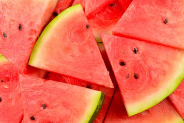 Sulu karpuz dilimleri arka planda. Üst görünüm. 
