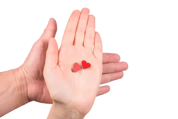 Corações vermelhos em mãos de casal isolado em branco. — Fotografia de Stock
