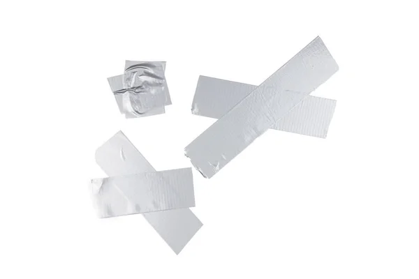 Stříbrná skotská páska kousky izolované na bílém pozadí. — Stock fotografie