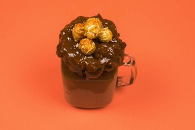 Krem şantili çikolatalı milkshake, kurabiye, waffle, servis