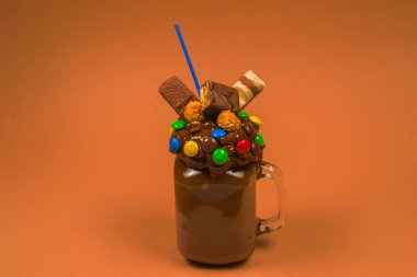 Krem şantili çikolatalı milkshake, kurabiye, waffle, servis