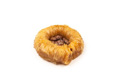 Beyaz arka planda izole edilmiş lezzetli baklava.