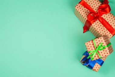 Yeşil arkaplanda hediye kutuları. 