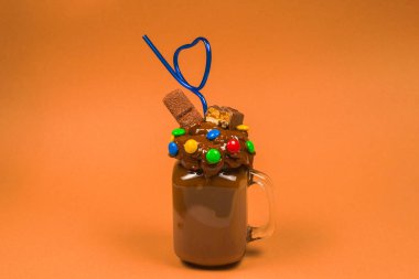 Krem şantili çikolatalı milkshake, kurabiye, waffle, servis