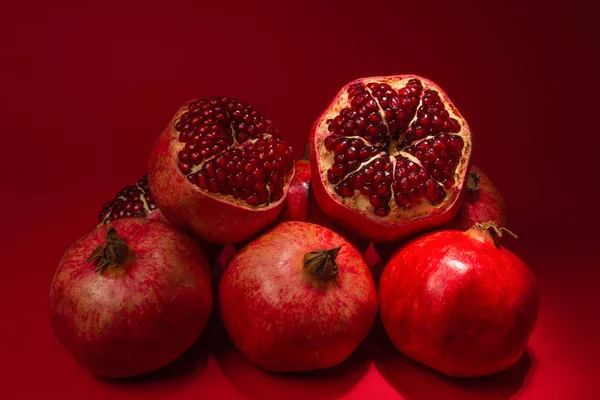 Romã doce no fundo vermelho . — Fotografia de Stock