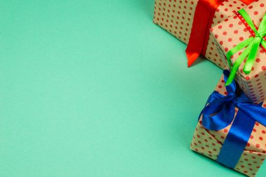 Yeşil arkaplanda hediye kutuları. 