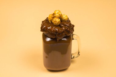 Krem şantili çikolatalı milkshake, kurabiye, waffle, servis