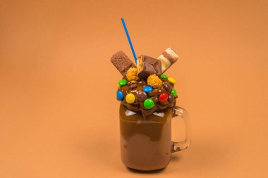Krem şantili çikolatalı milkshake, kurabiye, waffle, servis