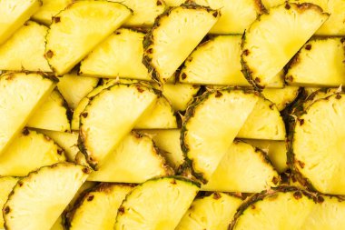 Ananas sulu sarı dilimler arka planda. Üst görünüm.