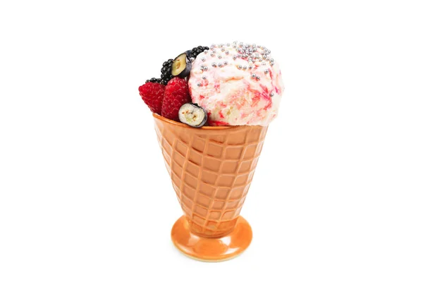 Eis mit Blaubeeren, Brombeeren und Himbeeren auf einer Woh — Stockfoto