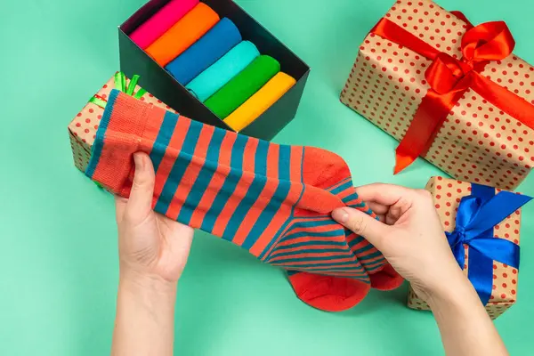Красочная коллекция хлопковых носков в подарок в женских руках . — стоковое фото