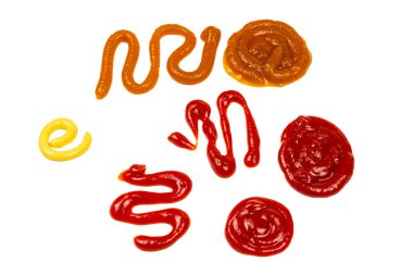 Ketçap ve sarı sos beyaz arka planda izole edilmiş.. 