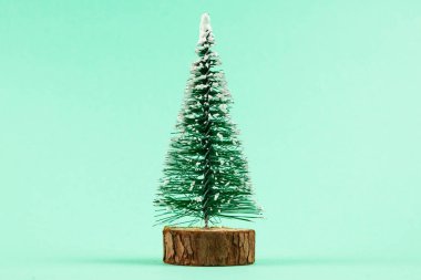 Yeşil arka planda Noel ağacı.