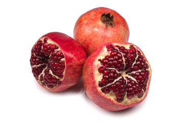 Beyaz arkaplanda izole edilmiş tatlı nar. 