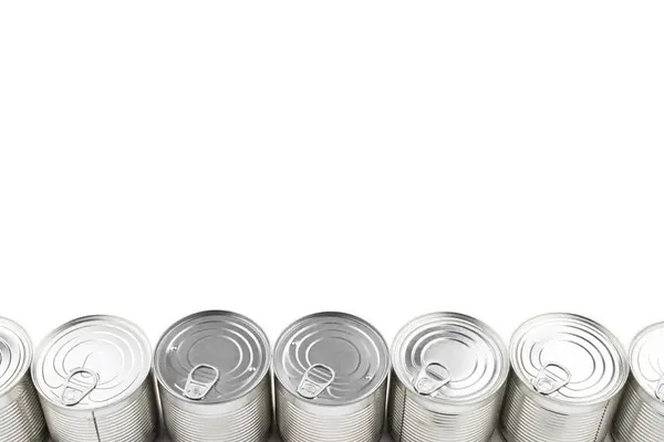 Gruppo di cibo in scatola d'argento su sfondo bianco. — Foto Stock