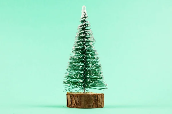 Árbol de Navidad sobre un fondo verde. — Foto de Stock