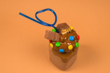 Krem şantili çikolatalı milkshake, kurabiye, waffle, servis