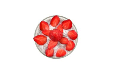 Beyaz bir arka planda çilek ve nane ile Chia puding. Spa