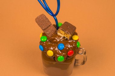 Krem şantili çikolatalı milkshake, kurabiye, waffle, servis